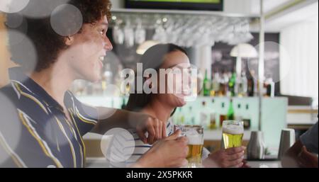 Immagine di faretti bianchi su diversi amici che bevono al bar Foto Stock