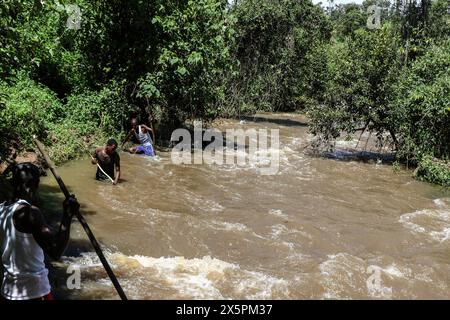 Nakuru, Kenya. 10 maggio 2024. I subacquei locali cercano i corpi di due giovani sorelle che annegarono quando tentarono di attraversare un fiume Njoro gonfio nel villaggio di Ketiro, nella contea di Nakuru. Le loro tragiche morti si aggiungono al bilancio di almeno 230 persone che hanno perso la vita a seguito di forti piogge che hanno causato inondazioni su larga scala in Kenya. (Foto di James Wakibia/SOPA Images/Sipa USA) credito: SIPA USA/Alamy Live News Foto Stock