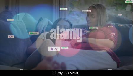 Immagine di icone dei social media e punti di luce sulla madre caucasica che parla con sua figlia Foto Stock