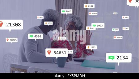 Immagine di icone dei social media su una coppia afroamericana senior che discute di documenti Foto Stock