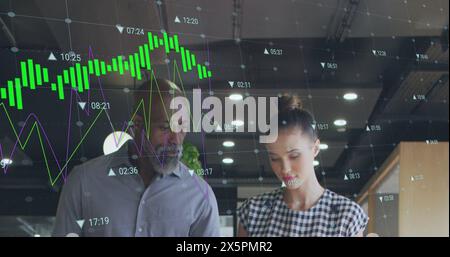 Immagine di più grafici con numeri variabili rispetto a colleghi diversi che discutono in ufficio Foto Stock