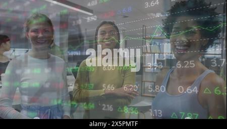 Immagine dell'elaborazione dei dati del mercato azionario rispetto al ritratto di tre diverse donne sorridenti in ufficio Foto Stock