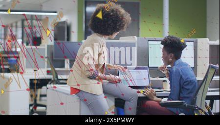 La donna birazziale e la collega afroamericana parlano di lavoro Foto Stock