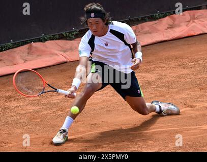 Roma, Italia. 10 maggio 2024. Zhang Zhizhen della Cina ritorna un tiro durante il singolare maschile del 64 contro Adrian Mannarino di Francia all'Open d'Italia di Roma, 10 maggio 2024. Crediti: Alberto Lingria/Xinhua/Alamy Live News Foto Stock