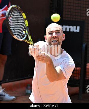 Roma, Italia. 10 maggio 2024. Adrian Mannarino di Francia ritorna un tiro durante il singolare maschile del 64 contro la Cina Zhang Zhizhen all'Open d'Italia di Roma, 10 maggio 2024. Crediti: Alberto Lingria/Xinhua/Alamy Live News Foto Stock