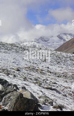 paesaggio panoramico della valle alpina della tundra e delle montagne innevate ricoperte di nuvole dell'himalaya, nel sikkim settentrionale, vicino al punto zero, in india Foto Stock