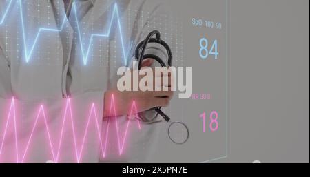 Immagine del cardiofrequenzimetro rispetto alla sezione centrale di un medico con stetoscopio Foto Stock