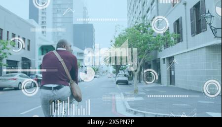 Immagine di grafici, barre di carico e cerchi su un uomo afroamericano che va in bicicletta per strada Foto Stock
