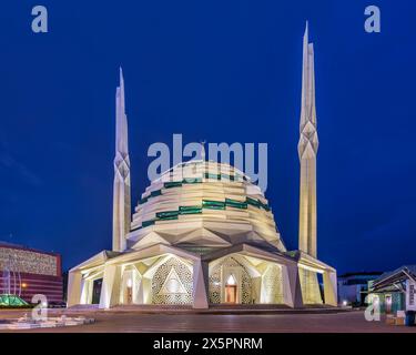 Foto notturna della Moschea della Facoltà di Teologia, Marmara University, una moschea moderna di architettura islamica, situata nel quartiere di Uskudar, Istanbul, Turchia Foto Stock