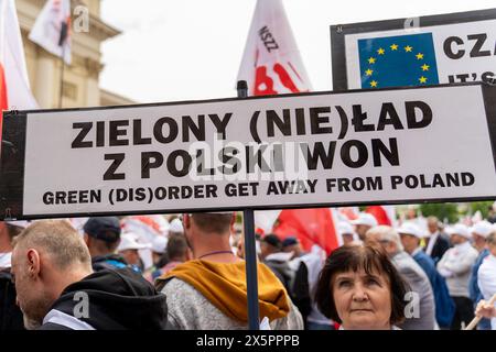 Un manifestante porta con sé un cartello con la scritta "verde (dis)ordine allontanarsi dalla Polonia" durante la dimostrazione. I sindacati polacchi, gli agricoltori e gli oppositori del governo pro-Unione europea di Polandís si sono riuniti nel centro di Varsavia per protestare contro il Green Deal europeo di Unionís e le politiche sul clima. La marcia è stata organizzata dal sindacato indipendente autonomo "solidarietà" (NSZZ "Solidarnosc") che rappresenta gli interessi degli agricoltori, che si oppongono fermamente alle politiche climatiche di EUís, e dal partito conservatore nazionale di opposizione legge e giustizia. (Foto di Marek Antoni Iwanczuk/SOPA Images/si Foto Stock