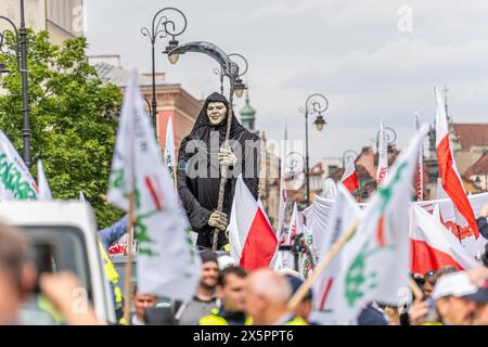 Durante la manifestazione si vede un mietitore triste tra una folla di manifestanti con bandiere polacche e "solidarietà". I sindacati polacchi, gli agricoltori e gli oppositori del governo pro-Unione europea di Polandís si sono riuniti nel centro di Varsavia per protestare contro il Green Deal europeo di Unionís e le politiche sul clima. La marcia è stata organizzata dal sindacato indipendente autonomo "solidarietà" (NSZZ "Solidarnosc") che rappresenta gli interessi degli agricoltori, che si oppongono fermamente alle politiche climatiche di EUís, e dal partito conservatore nazionale di opposizione legge e giustizia. Foto Stock