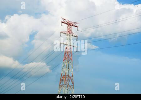 Torre di trasmissione elettrica ad alta tensione con linee elettriche situate sulla riva del fiume Foto Stock