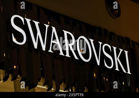 Varsavia, Polonia. 10 maggio 2024. Il logo Swarovski è visibile su una vetrina di un negozio di Varsavia. Si prevede che nel 2024 il paese subirà una crescita economica di circa il 3%, trainata da un'ampia estensione dei consumi pubblici. Credito: SOPA Images Limited/Alamy Live News Foto Stock