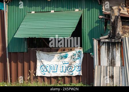 Ayutthaya, TAILANDIA, 20 aprile 2024, Un negozio e fast food che offre cibo dalla regione di Isan Foto Stock