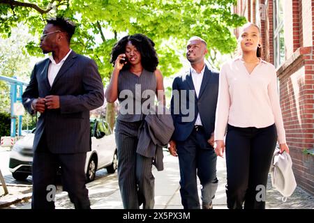 Persona d'affari Gruppo Passeggiate all'aperto in città Foto Stock