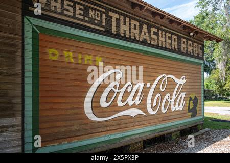 Murale dipinto di Coca-Cola sul vecchio magazzino dei Fratelli Thrasher presso il Micanopy Historical Society Museum nella storica Micanopy, Florida. (USA) Foto Stock