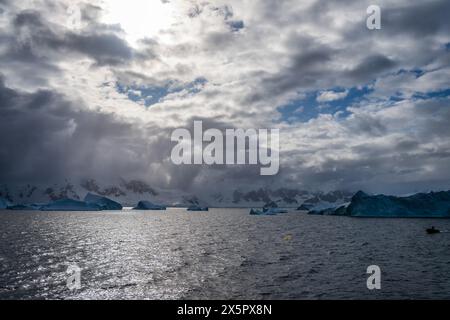 Iceberg giganti lungo il percorso tra l'isola di Cuverville e Portal Point, nello stretto di Gerlache. Penisola Antartica Foto Stock