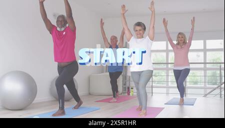 Diversi gruppi di adulti adulti adulti stanno praticando yoga in una sala luminosa Foto Stock