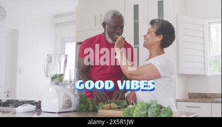 Ingegnere afroamericano e scienziato birazziale stanno preparando il cibo in cucina Foto Stock