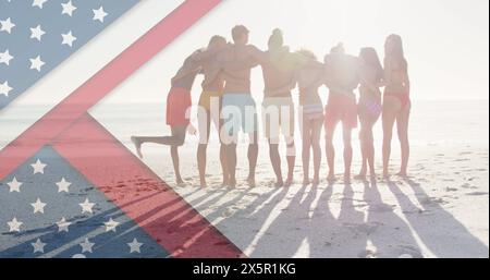 Immagine della bandiera americana su un gruppo di amici diversi che abbracciano la spiaggia Foto Stock