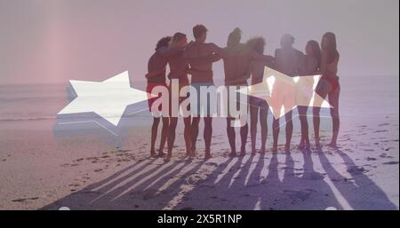 Immagine della bandiera americana su un gruppo di amici diversi che abbracciano la spiaggia Foto Stock