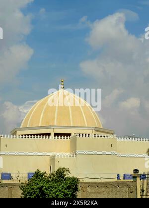 Cairo, Egitto, 24 marzo 2024: Alto minareto e cupola di una moschea contro un bel cielo blu con nuvole alla luce del giorno, le moschee sono il luogo ideale per il worshi Foto Stock