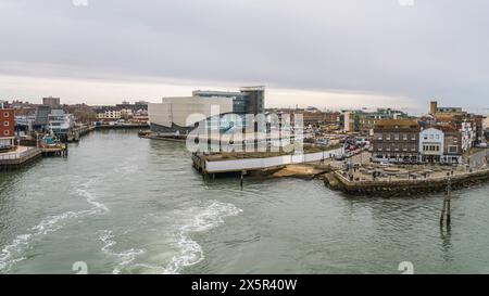 Portsmouth, Hampshire, Inghilterra, Regno Unito - 16 aprile 2023: Vista verso Portsmouth Point Foto Stock