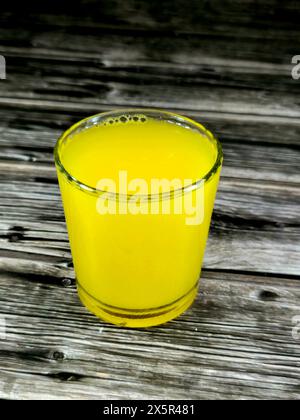 Succo d'arancia, succo di frutta fresca come bevanda rinfrescante, pieno di vitamine, succo d'arancia è un estratto liquido del frutto dell'arancia, prodotto spremendo o Foto Stock