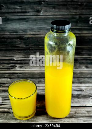 Succo d'arancia, succo di frutta fresca come bevanda rinfrescante, pieno di vitamine, succo d'arancia è un estratto liquido del frutto dell'arancia, prodotto spremendo o Foto Stock