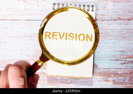 Concetto di business. Parola di REVISIONE è stata trovata un'iscrizione utilizzando una lente d'ingrandimento. Foto concettuale Foto Stock