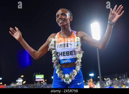 Doha, Qatar. 10 maggio 2024. Beatrice Chebet del Kenya festeggia dopo aver vinto l'evento femminile 5000 metri al Wanda Diamond League Doha Meeting 2024 a Doha, Qatar, il 10 maggio 2024. Crediti: Nikku/Xinhua/Alamy Live News Foto Stock