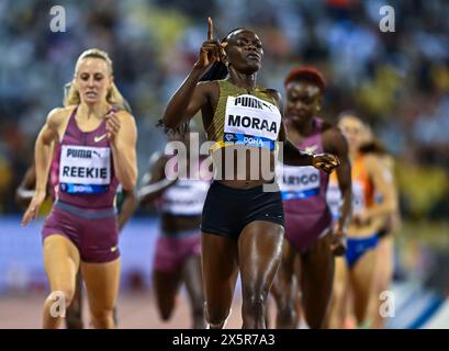 Doha, Qatar. 10 maggio 2024. Mary Moraa (C) del Kenya gareggia durante l'evento femminile 800 metri al Wanda Diamond League Doha Meeting 2024 a Doha, Qatar, il 10 maggio 2024. Crediti: Nikku/Xinhua/Alamy Live News Foto Stock