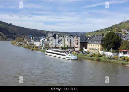 Escursione in barca ancorata sulla passeggiata lungo il fiume di fronte a una fila di pittoresche case in legno, Traben-Trarbach, Renania-Palatinato Foto Stock