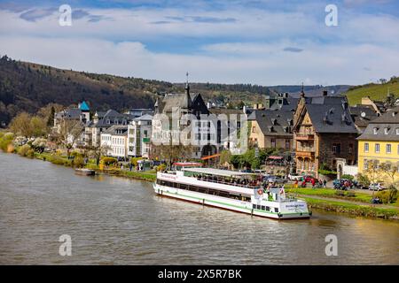 Escursione in barca ancorata sulla passeggiata lungo il fiume di fronte a una fila di pittoresche case in legno, Traben-Trarbach, Renania-Palatinato Foto Stock