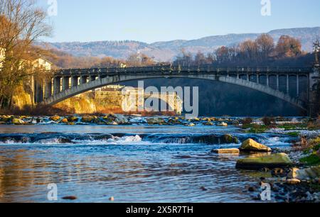 Vista dal fiume Piave sul Ponte della Vittoria sulla meravigliosa città di Belluno in Veneto Foto Stock