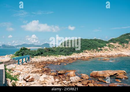 Ponte degli amanti della spiaggia di Shek o e sentiero Tai Tau Chau a Hong Kong Foto Stock