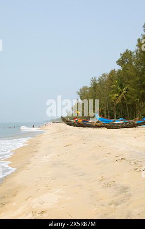 Colorate barche da pesca sulla spiaggia o sulla spiaggia di Cherai, sull'isola di Vypin, Kochi, Kerala, India Foto Stock