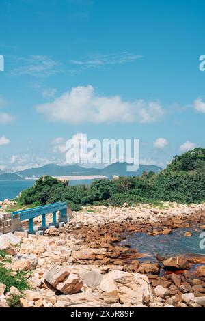 Ponte degli amanti della spiaggia di Shek o e sentiero Tai Tau Chau a Hong Kong Foto Stock