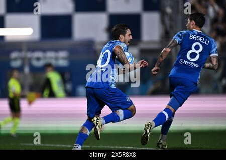 Simone Verdi (Como)Daniele Baselli (Como) festeggia dopo aver segnato il primo gol della sua squadra durante la partita di serie B italiana tra Como 1-1 Cosenza allo Stadio Giuseppe Sinigaglia il 10 maggio 2024 a Como. Crediti: Maurizio Borsari/AFLO/Alamy Live News Foto Stock