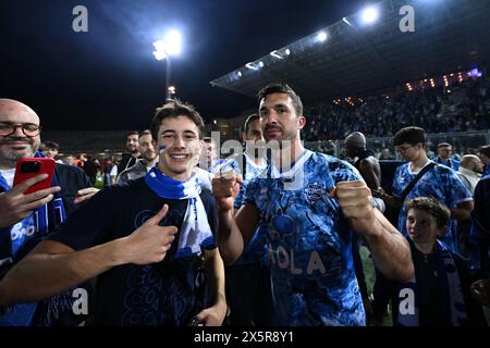 Tifosi (Como) durante la partita di serie B italiana tra Como 1-1 Cosenza allo Stadio Giuseppe Sinigaglia il 10 maggio 2024 a Como, Italia . Crediti: Maurizio Borsari/AFLO/Alamy Live News Foto Stock