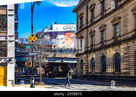 Scena di strada con murales a Williamsburg, un quartiere alla moda di Brooklyn, New York Foto Stock