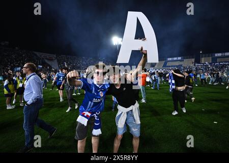 Tifosi (Como) durante la partita di serie B italiana tra Como 1-1 Cosenza allo Stadio Giuseppe Sinigaglia il 10 maggio 2024 a Como, Italia . Crediti: Maurizio Borsari/AFLO/Alamy Live News Foto Stock