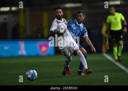 Manuel Marras (Cosenza)Marco sala (Como) durante la partita di serie B italiana tra Como 1-1 Cosenza allo Stadio Giuseppe Sinigaglia il 10 maggio 2024 a Como. Crediti: Maurizio Borsari/AFLO/Alamy Live News Foto Stock