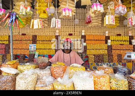 Uomo indiano, 20 anni, che vende spuntini tradizionali a base di riso, Arthunkal, Kerala, India Foto Stock