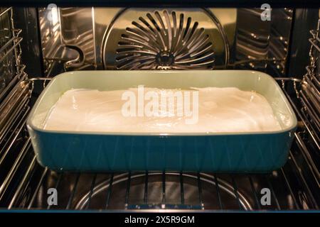 La casseruola di formaggio fresco con lamponi e nocciole in forma di vetro viene cotta al forno. Primo piano. Foto di alta qualità Foto Stock