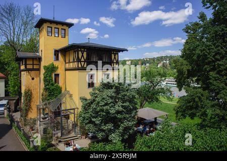 Gruppi maschili sulla strada per la giornata degli uomini sulla pista ciclabile dell'Elba di Dresda, qui Villa Marie, Dresda, Sassonia, Germania Foto Stock