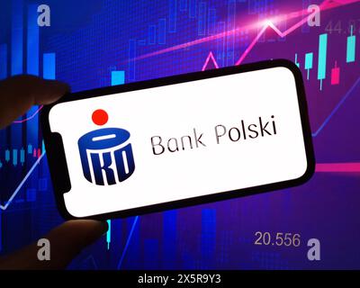 Konskie, Polonia - 10 maggio 2024: Logo della società PKO Bank Polski visualizzato sul cellulare Foto Stock