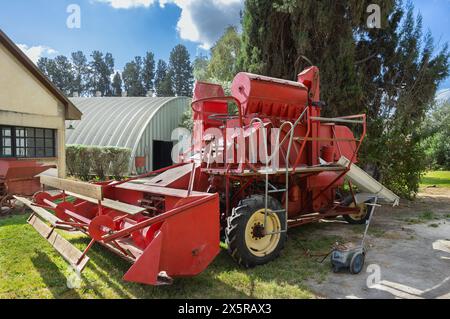 Vecchia mietitrebbia restaurata sullo sfondo della campagna Foto Stock