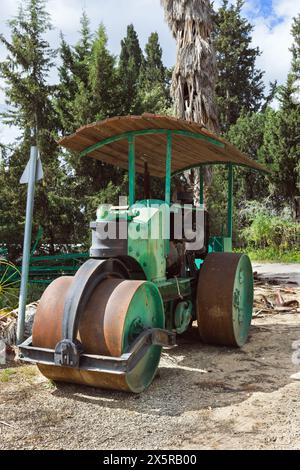 Vecchio rullo retrò restaurato per la posa dell'asfalto Foto Stock