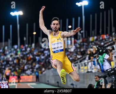 Doha, Qatar. 10 maggio 2024. La Grecia Miltiadis Tentoglou gareggia durante la finale di salto lungo maschile al Wanda Diamond League Doha Meeting 2024 a Doha, Qatar, il 10 maggio 2024. Crediti: Nikku/Xinhua/Alamy Live News Foto Stock